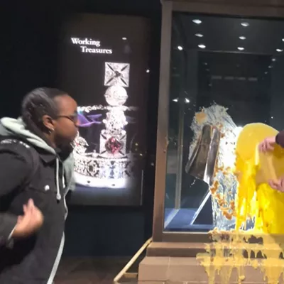 Cuatro activistas detenidas por arrojar comida contra las joyas de la Torre de Londres