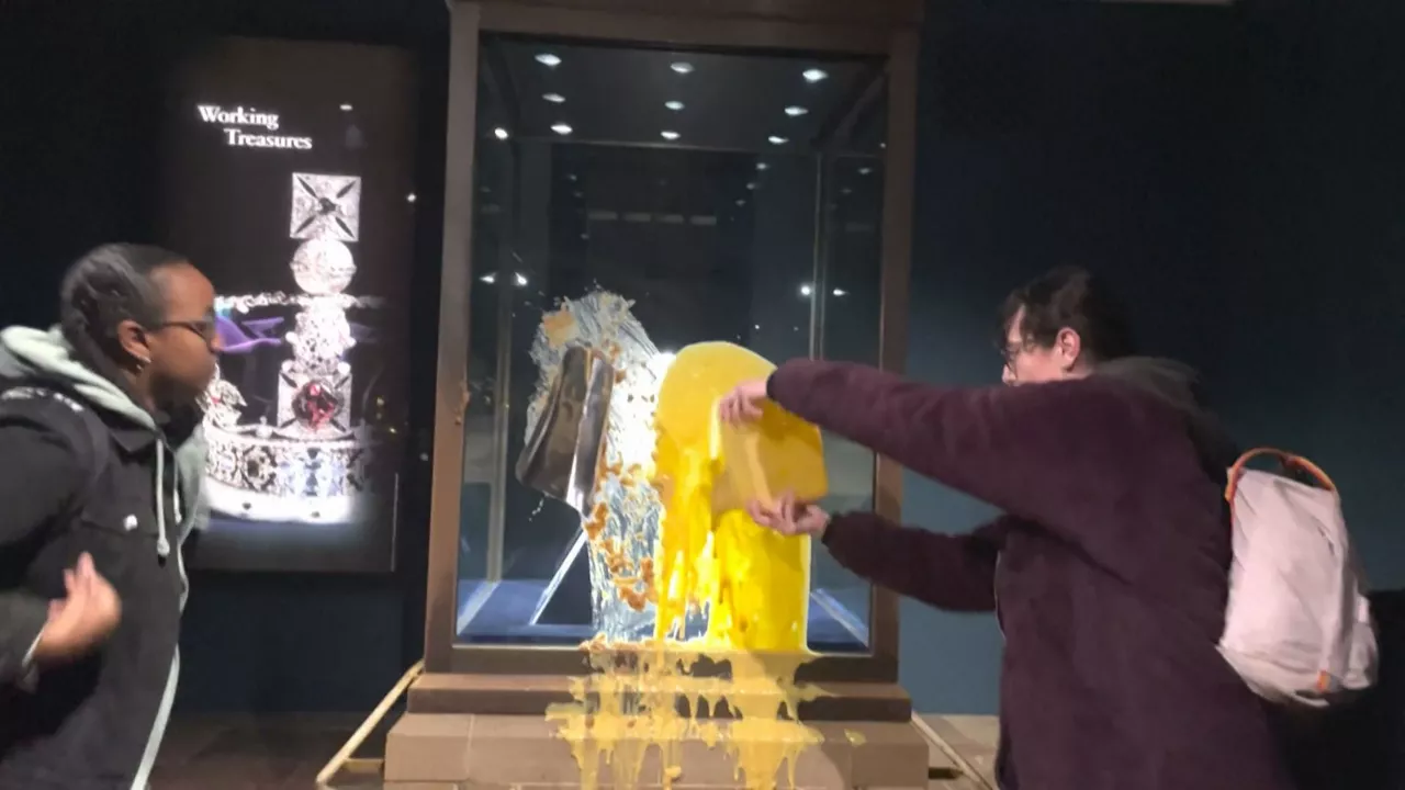 Cuatro activistas detenidas por arrojar comida contra las joyas de la Torre de Londres