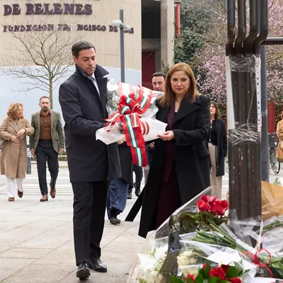 VITORIA, 03/03/2026.-El lehendakari, Imanol Pradales, (i) y a la consejera de Justicia y Derechos Humanos, María Jesús San José, han depositado este martes un ramo de flores en el monolito en memoria de los cinco obreros muertos por disparos de la Policía Armada hace hoy 50 años en Vitoria. EFE / L. Rico
