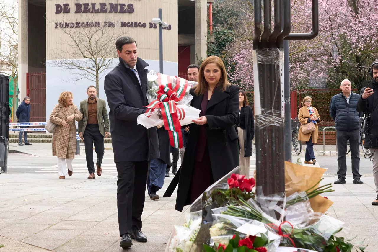 Imanol Pradalesen lore eskaintza M3ko biktimen omenezko monolitoan