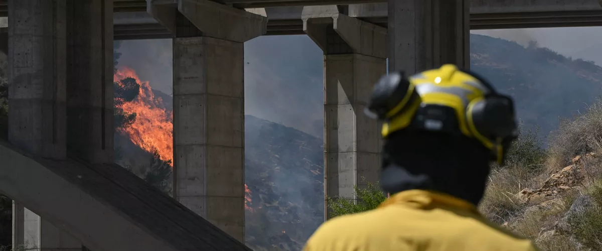 FOTODELDÍA. LOS GALLARDOS (ALMERÍA) 10/07/2026. Efectivos antiincendios trabajan en labores de extinción del incendio de Los Gallardos en Almería, este viernes. EFE / Carlos Barba
