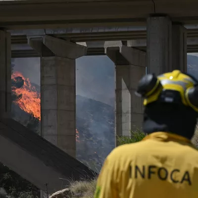 FOTODELDÍA. LOS GALLARDOS (ALMERÍA) 10/07/2026. Efectivos antiincendios trabajan en labores de extinción del incendio de Los Gallardos en Almería, este viernes. EFE / Carlos Barba
