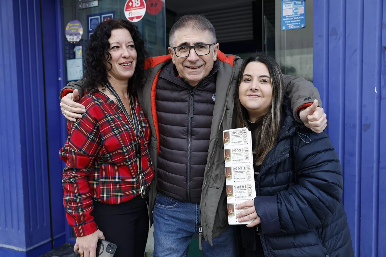 IGORRE (BIZKAIA), 22/12/2025.- El número 90.693, agraciado con el tercer premio del sorteo de la Lotería de Navidad, dotado con 500.000 euros a la serie, ha sido vendido en la administración de la calle Lehendakari Aguirre de Igorre (Bizkaia), que tenía consignadas 48 series y tres décimos que supondrían más de 24 millones de euros.  EFE/ Miguel Toña
