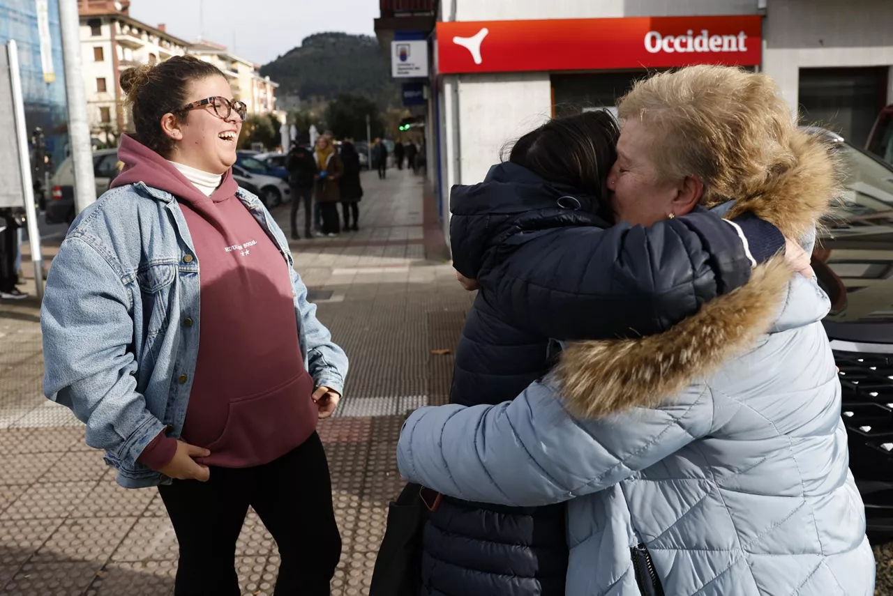 IGORRE (BIZKAIA), 22/12/2025.- El número 90.693, agraciado con el tercer premio del sorteo de la Lotería de Navidad, dotado con 500.000 euros a la serie, ha sido vendido en la administración de la calle Lehendakari Aguirre de Igorre (Bizkaia), que tenía consignadas 48 series y tres décimos que supondrían más de 24 millones de euros.  EFE/ Miguel Toña
