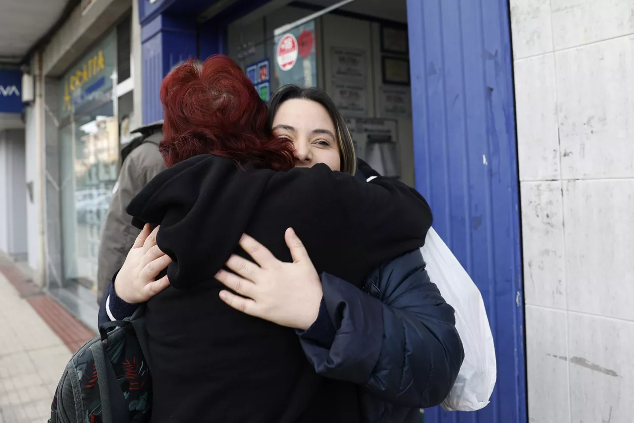 IGORRE (BIZKAIA), 22/12/2025.- El número 90.693, agraciado con el tercer premio del sorteo de la Lotería de Navidad, dotado con 500.000 euros a la serie, ha sido vendido en la administración de la calle Lehendakari Aguirre de Igorre (Bizkaia), que tenía consignadas 48 series y tres décimos que supondrían más de 24 millones de euros.  EFE/ Miguel Toña
