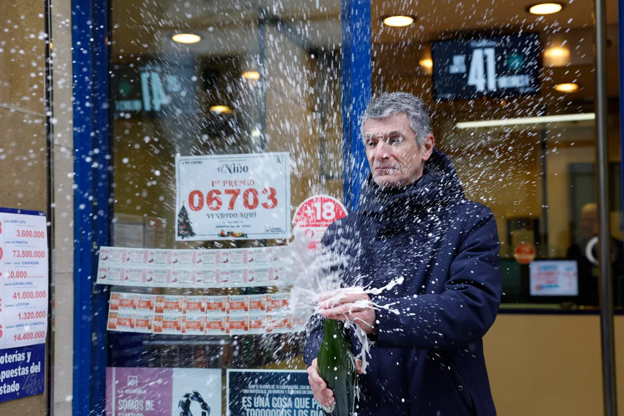 Pedro Arroyo, propietario de la administración número 22 de Donostia, celebra haber vendido el número 06703, primer premio del sorteo extraordinario de la lotería del Niño
