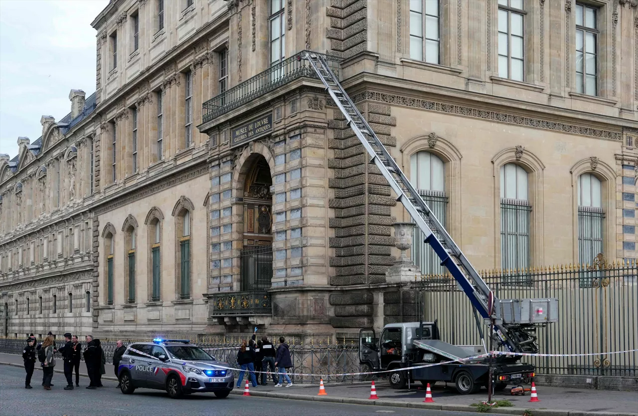 19 October 2025, France, Paris: Police officers stand next to a furniture lift used by burglars to break into the Louvre Museum on Quai François Mitterrand. The thieves reportedly stole jewelry from Napoleon's collection before fleeing the scene. Photo: Dimitar Dilkoff/AFP/dpa



19/10/2025 ONLY FOR USE IN SPAIN