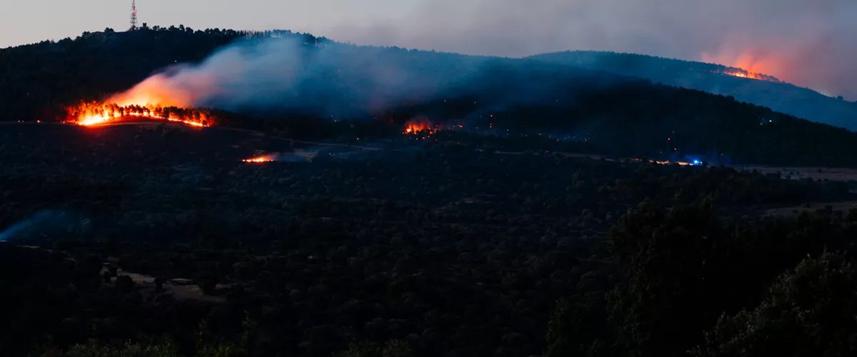 Vista del incendio de Lozoyuela, a 16 de julio de 2026, en Lozoyuela, Madrid (España). La Agencia de Seguridad y Emergencias Madrid 112 (ASEM112) ha activado la Situación Operativa 2 del Plan de Protección Civil contra Incendios Forestales de la Comunidad de Madrid (INFOMA) ante un incendio registrado en el término municipal de Lozoyuela. El incendio se ha originado sobre las 16.00 horas en una zona de vegetación donde por el momento trabajan 10 dotaciones terrestres y seis medios aéreos de Bomberos de la Comunidad de Madrid en colaboración con Agentes Forestales.



Mateo Lanzuela / Europa Press

16/7/2026