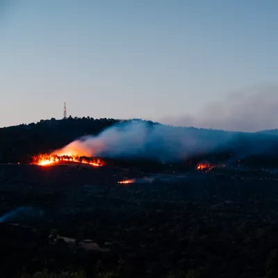 Vista del incendio de Lozoyuela, a 16 de julio de 2026, en Lozoyuela, Madrid (España). La Agencia de Seguridad y Emergencias Madrid 112 (ASEM112) ha activado la Situación Operativa 2 del Plan de Protección Civil contra Incendios Forestales de la Comunidad de Madrid (INFOMA) ante un incendio registrado en el término municipal de Lozoyuela. El incendio se ha originado sobre las 16.00 horas en una zona de vegetación donde por el momento trabajan 10 dotaciones terrestres y seis medios aéreos de Bomberos de la Comunidad de Madrid en colaboración con Agentes Forestales.



Mateo Lanzuela / Europa Press

16/7/2026