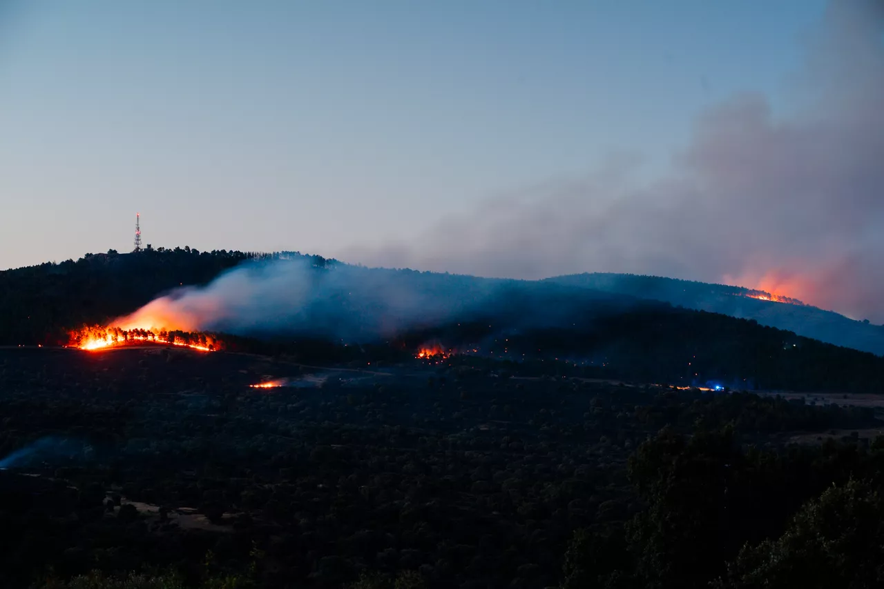 Vista del incendio de Lozoyuela, a 16 de julio de 2026, en Lozoyuela, Madrid (España). La Agencia de Seguridad y Emergencias Madrid 112 (ASEM112) ha activado la Situación Operativa 2 del Plan de Protección Civil contra Incendios Forestales de la Comunidad de Madrid (INFOMA) ante un incendio registrado en el término municipal de Lozoyuela. El incendio se ha originado sobre las 16.00 horas en una zona de vegetación donde por el momento trabajan 10 dotaciones terrestres y seis medios aéreos de Bomberos de la Comunidad de Madrid en colaboración con Agentes Forestales.



Mateo Lanzuela / Europa Press

16/7/2026