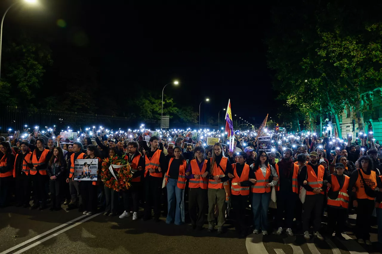 MADRID, 08/10/2026.- Una marcha recorre las calles de Madrid entre la Puerta del Sol y la que fue la vivienda de Maricarmen Abascal, la mujer de 87 años fallecida hace 24 horas y cuyo desahucio activó la movilización ciudadana por la crisis de la vivienda. EFE/ Chema Moya
