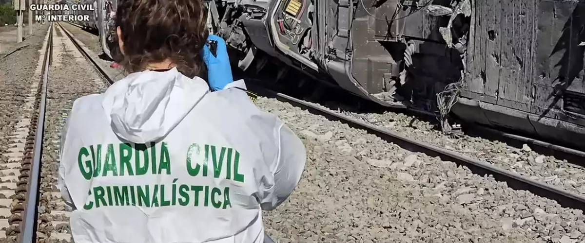 ADAMUZ (CÓRDOBA), 19/01/2026.-captura de vídeo del lugar del accidente de trenes cerca de Adamuz (Córdoba) este lunes. Un total de 39 personas han fallecido en el accidente de trenes de Ademuz (Córdoba), cuando un tren de la compañía Iryo que había salido de Málaga con destino a Puerta de Atocha (Madrid) con 317 personas a bordo descarriló sus tres últimos vagones e invadió la vía contigua por la que en ese momento circulaba otro convoy de Renfe con destino a Huelva, que también descarriló.-EFE/ Guardia Civil ***SOLO USO EDITORIAL/SOLO DISPONIBLE PARA ILUSTRAR LA NOTICIA QUE ACOMPAÑA (CRÉDITO OBLIGATORIO)***
