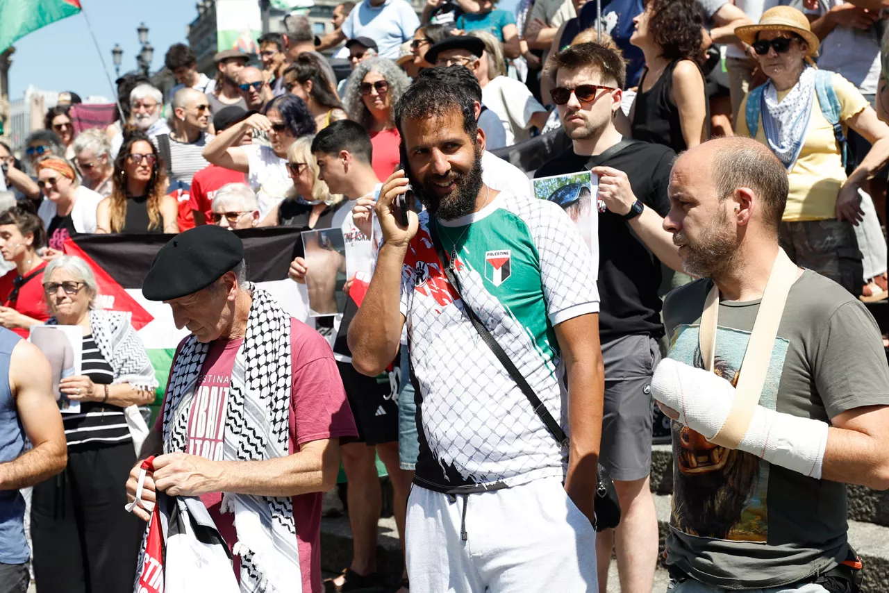 FOTODELDIA BILBAO, 24/05/2026.- Luis Artola (i), simpatizante detenido en los incidentes del aeropuerto de Bilbao, y Karim El khamlichi (c), que viajaba en la flotilla, durante la rueda de prensa convocada por la delegación vasca de la Global Sumud Flotilla este domingo para informar sobre los incidentes registrados este sábado en el aeropuerto de Loiu a la llegada de sus compañeros. EFE/ Miguel Toña
