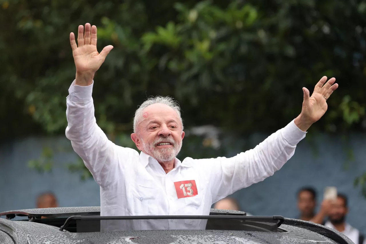 AME9660. SÃO BERNARDO DO CAMPO (BRASIL), 25/10/2026.- El presidente de Brasil y candidato a la reelección Luiz Inácio Lula da Silva saluda a sus seguidores tras votar en la segunda vuelta de las elecciones presidenciales este domingo, en la Escuela Estatal João Firmino Correia de Araújo, en São Bernardo do Campo, en el estado de São Paulo (Brasil). EFE/ Sebastiao Moreira
