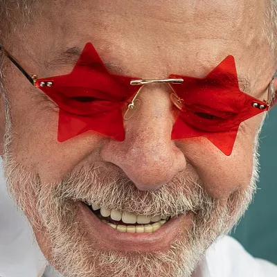 FOTODELDÍA AME9797. SÃO BERNARDO DO CAMPO (BRASIL), 25/10/2026.- El presidente de Brasil y candidato a la reelección Luiz Inácio Lula da Silva saluda a sus seguidores tras votar en la segunda vuelta de las elecciones presidenciales este domingo, en la Escuela Estatal João Firmino Correia de Araújo, en São Bernardo do Campo, en el estado de São Paulo (Brasil). Lula da Silva, solicitó a la Justicia extender el horario de votación de la segunda vuelta de las presidenciales por dos horas en todo el país. EFE/ Isaac Fontana
