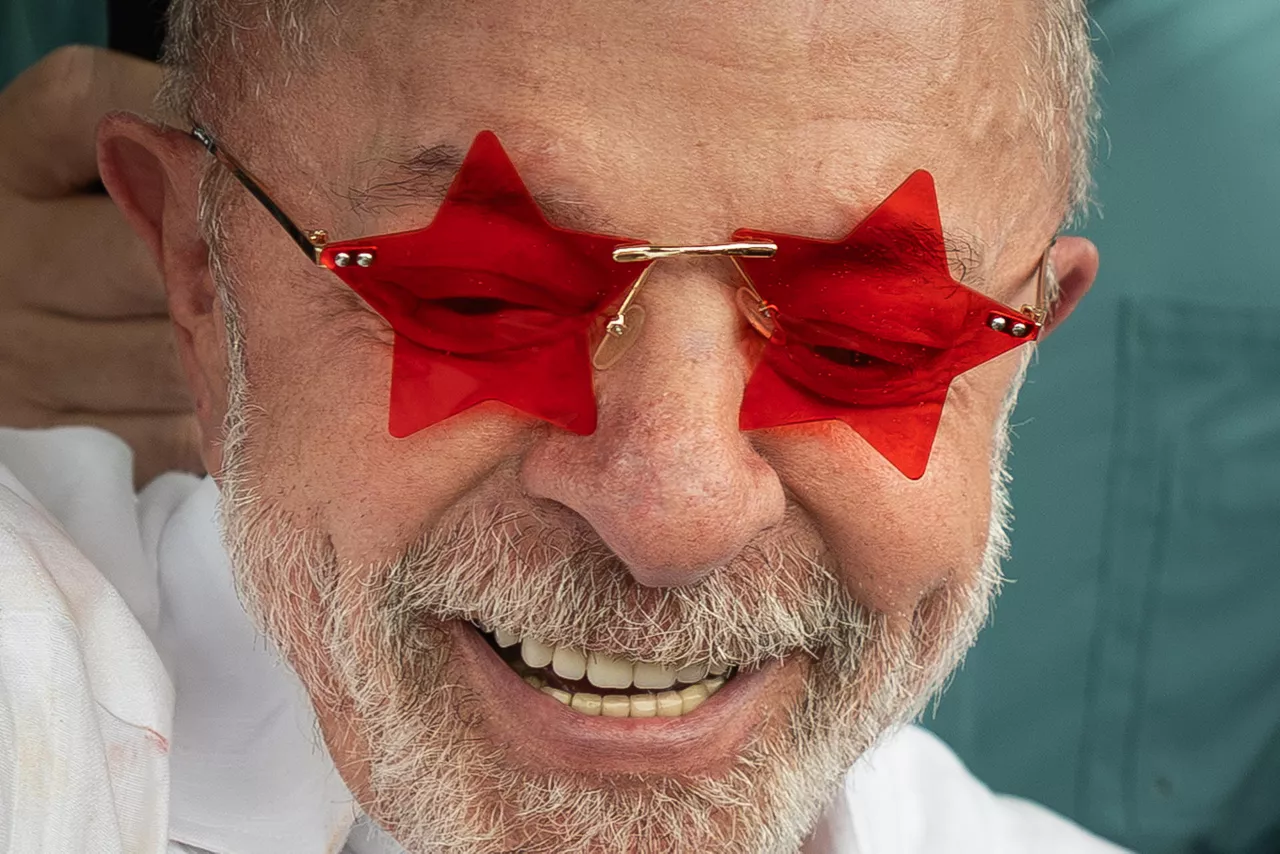 FOTODELDÍA AME9797. SÃO BERNARDO DO CAMPO (BRASIL), 25/10/2026.- El presidente de Brasil y candidato a la reelección Luiz Inácio Lula da Silva saluda a sus seguidores tras votar en la segunda vuelta de las elecciones presidenciales este domingo, en la Escuela Estatal João Firmino Correia de Araújo, en São Bernardo do Campo, en el estado de São Paulo (Brasil). Lula da Silva, solicitó a la Justicia extender el horario de votación de la segunda vuelta de las presidenciales por dos horas en todo el país. EFE/ Isaac Fontana
