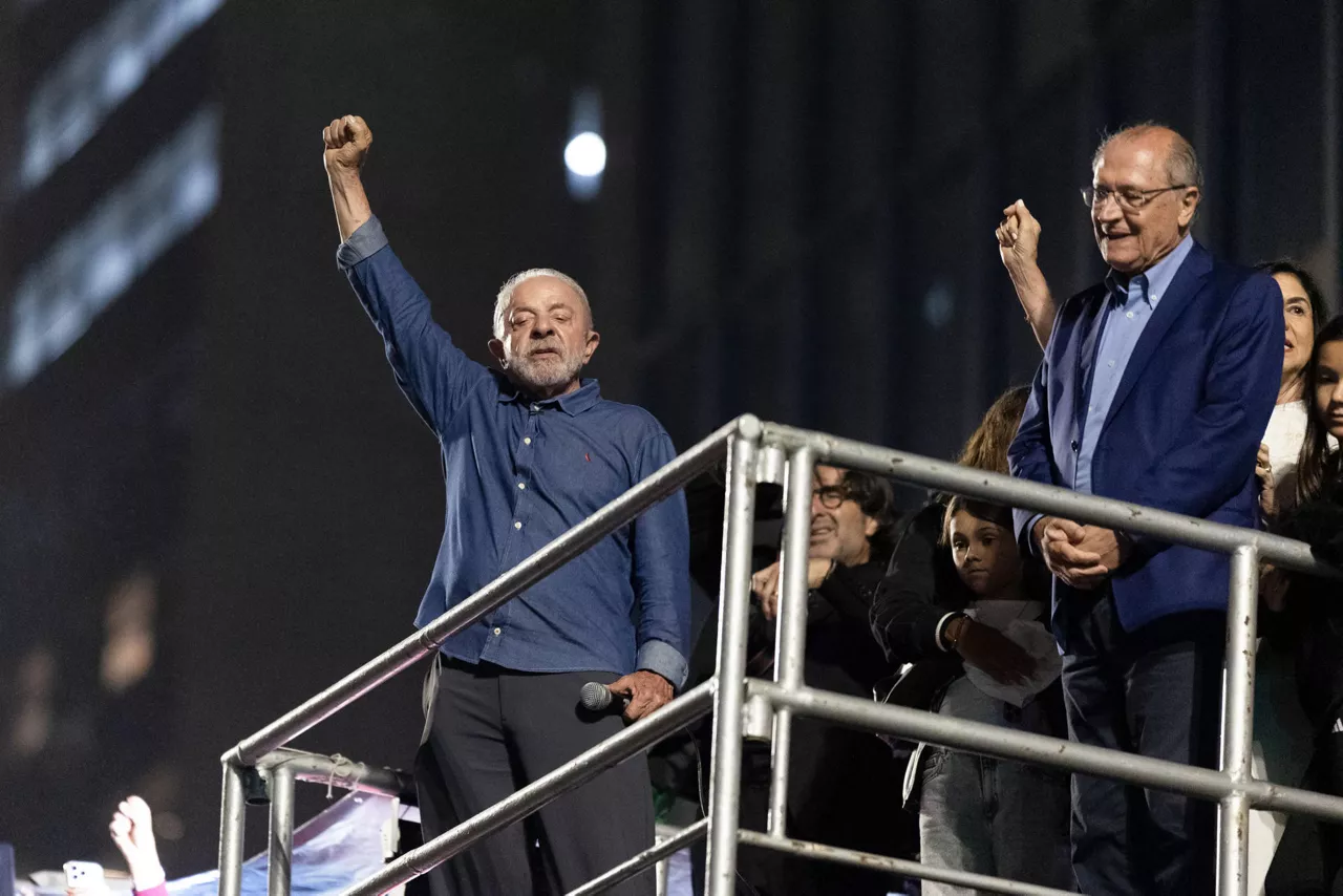 AME063. SAO PAULO (BRASIL), 25/10/2026.- El presidente de Brasil, Luiz Inácio Lula da Silva (i), quien ganó la segunda vuelta de las elecciones con un 51,79 % de los votos, frente al 48,21 % del senador ultraderechista Flávio Bolsonaro, reacciona frente a simpatizantes este domingo, en Sao Paulo (Brasil). EFE/ Isaac Fontana
