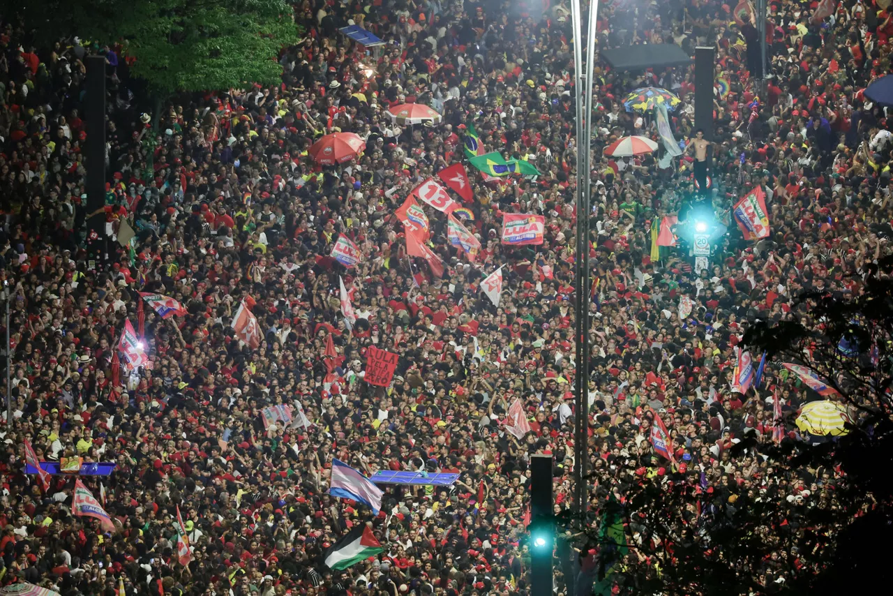 AME021. SAO PAULO (BRASIL), 25/10/2026.- Fotografía aérea que muestra a simpatizantes del presidente brasileño, Luiz Inácio Lula da Silva, quien ganó la segunda vuelta de las elecciones con un 51,79 % de los votos, frente al 48,21 % del senador ultraderechista Flávio Bolsonaro, celebrando este domingo en Sao Paulo (Brasil). EFE/ Sebastiao Moreira
