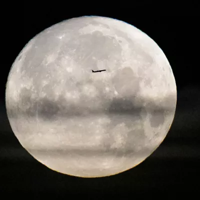 April 1, 2026, Kennedy Space Center, Fl, United States of America: A commercial airliner is silhouetted by the full moon as the NASA Artemis II Space Launch System rocket with the Orion spacecraft prepares to launch on the first manned mission to the moon since 1972, April 1, 2026, in Cape Canaveral, Florida.,Image: 1087991961, License: Rights-managed, Restrictions: , Model Release: no, Credit line: Bill Ingalls/Nasa / Zuma Press / ContactoPhoto
Editorial licence valid only for Spain and 3 MONTHS from the date of the image, then delete it from your archive. For non-editorial and non-licensed use, please contact EUROPA PRESS.



01/4/2026 ONLY FOR USE IN SPAIN