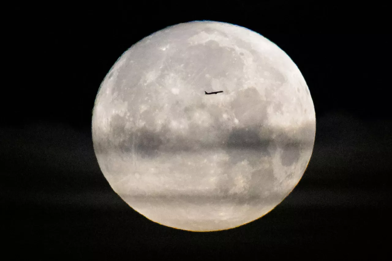 April 1, 2026, Kennedy Space Center, Fl, United States of America: A commercial airliner is silhouetted by the full moon as the NASA Artemis II Space Launch System rocket with the Orion spacecraft prepares to launch on the first manned mission to the moon since 1972, April 1, 2026, in Cape Canaveral, Florida.,Image: 1087991961, License: Rights-managed, Restrictions: , Model Release: no, Credit line: Bill Ingalls/Nasa / Zuma Press / ContactoPhoto
Editorial licence valid only for Spain and 3 MONTHS from the date of the image, then delete it from your archive. For non-editorial and non-licensed use, please contact EUROPA PRESS.



01/4/2026 ONLY FOR USE IN SPAIN