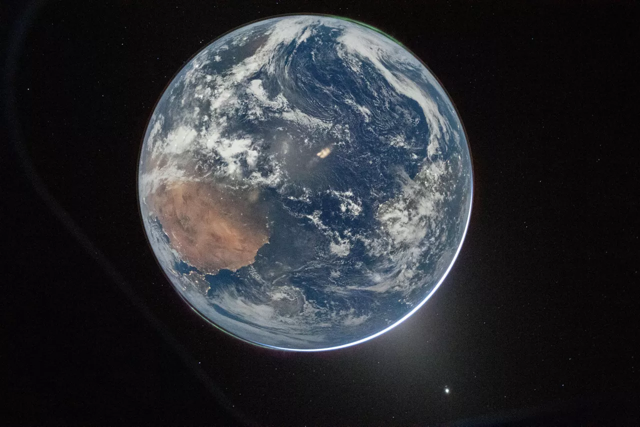 ESPACIO, 03/04/2026.- Imagen de la Tierra tomada por el astronauta de la NASA y comandante de la misión Artemis II, Reid Wiseman, desde la ventanilla de la nave espacial Orión el 2 de abril de 2026, tras completar la maniobra de inyección en órbita translunar. EFE/ NASA/Reid Wiseman SÓLO USO EDITORIAL / SÓLO DISPONIBLE PARA ILUSTRAR LA NOTICIA QUE ACOMPAÑA (CRÉDITO OBLIGATORIO)
