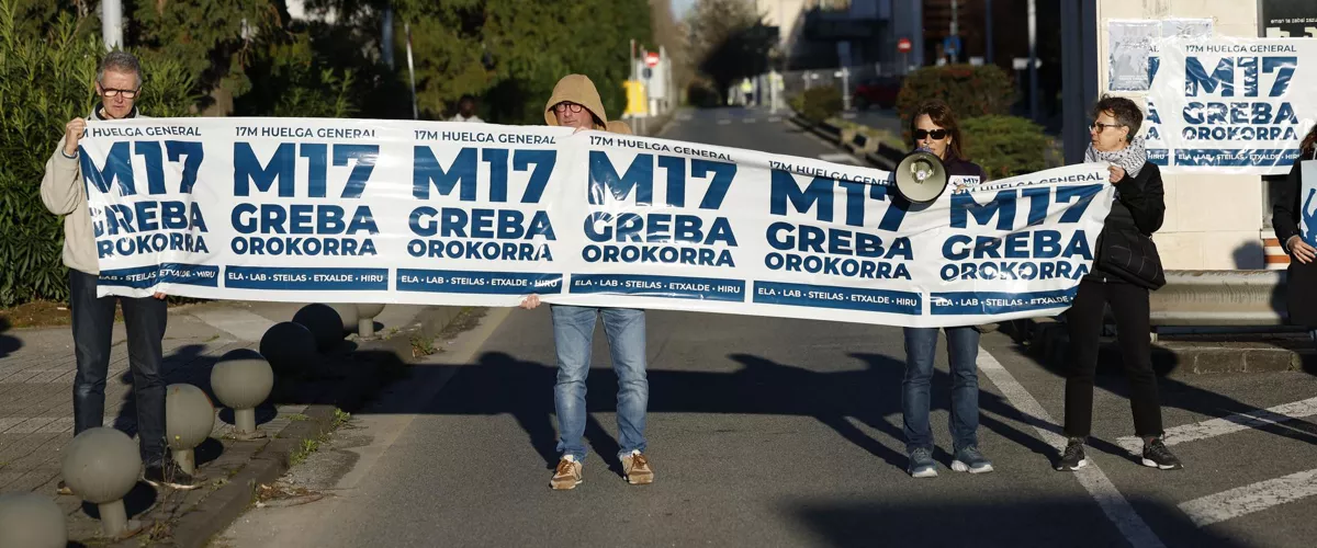 LEIOA (BIZKAIA), 17/03/2026.- Varios grupos de piquetes corta los accesos de vehículos al Campus de Leioa de la Universidad del País Vasco en el marco de la huelga general convocada por los sindicatos ELA, LAB, Steilas, Hiru y Etxalde por un Salario Mínimo Interprofesional (SMI) propio. EFE/ Miguel Toña
