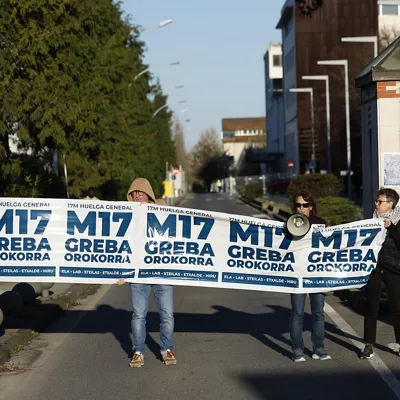 LEIOA (BIZKAIA), 17/03/2026.- Varios grupos de piquetes corta los accesos de vehículos al Campus de Leioa de la Universidad del País Vasco en el marco de la huelga general convocada por los sindicatos ELA, LAB, Steilas, Hiru y Etxalde por un Salario Mínimo Interprofesional (SMI) propio. EFE/ Miguel Toña
