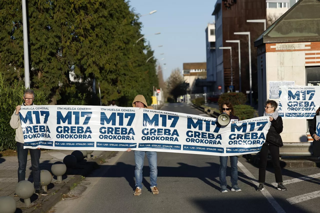 LEIOA (BIZKAIA), 17/03/2026.- Varios grupos de piquetes corta los accesos de vehículos al Campus de Leioa de la Universidad del País Vasco en el marco de la huelga general convocada por los sindicatos ELA, LAB, Steilas, Hiru y Etxalde por un Salario Mínimo Interprofesional (SMI) propio. EFE/ Miguel Toña

