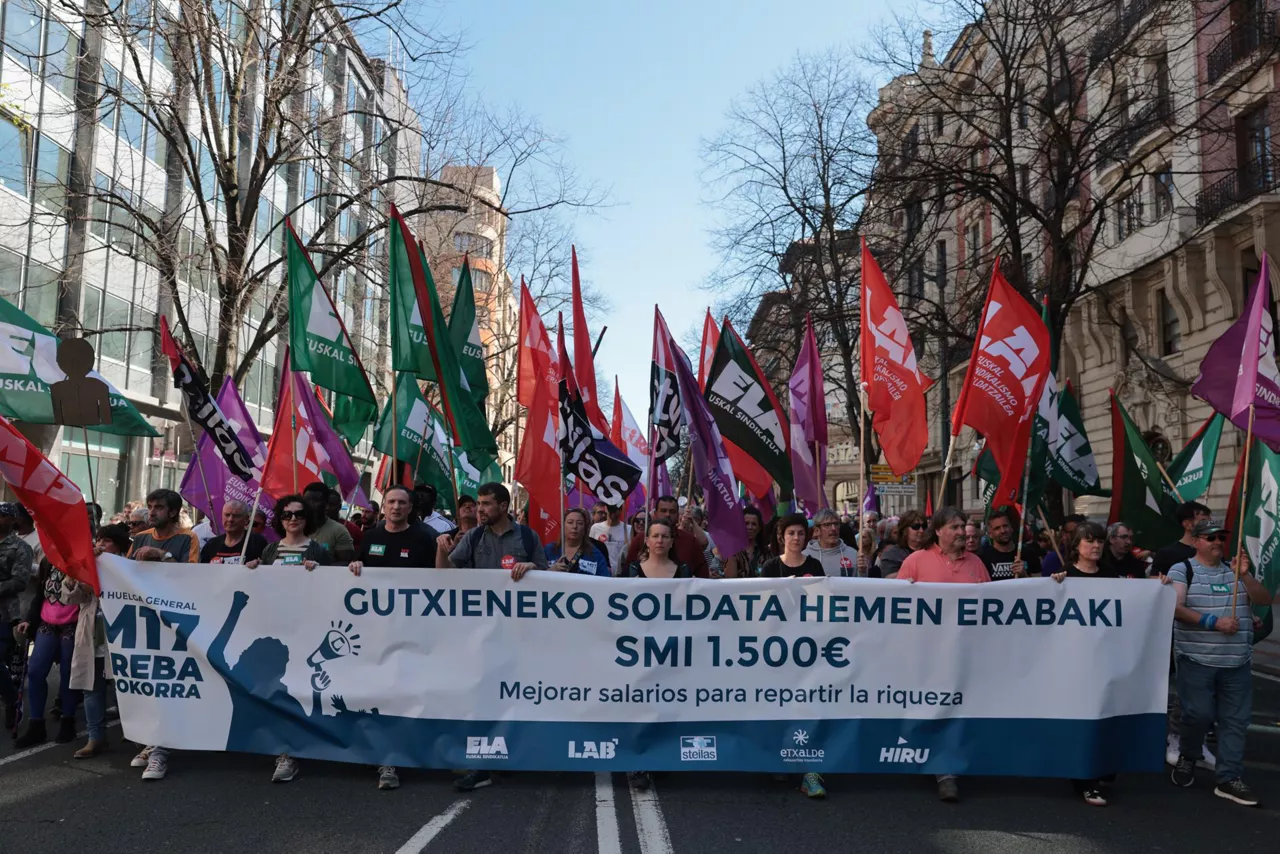 BILBAO, 17/03/2026.- Miles de personas se han manifestado este martes en Bilbao en el marco de la huelga general convocada por los sindicatos ELA, LAB, Steilas, Hiru y Etxalde por un Salario Mínimo Interprofesional (SMI) propio. EFE/ Luis Tejido
