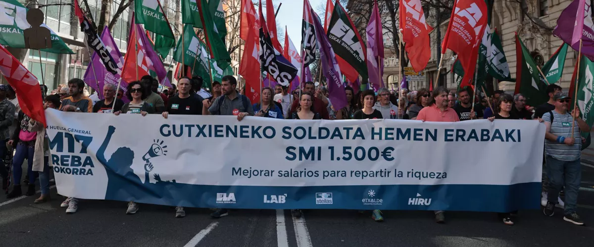 BILBAO, 17/03/2026.- Miles de personas se han manifestado este martes en Bilbao en el marco de la huelga general convocada por los sindicatos ELA, LAB, Steilas, Hiru y Etxalde por un Salario Mínimo Interprofesional (SMI) propio. EFE/ Luis Tejido
