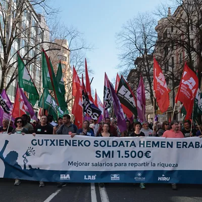 BILBAO, 17/03/2026.- Miles de personas se han manifestado este martes en Bilbao en el marco de la huelga general convocada por los sindicatos ELA, LAB, Steilas, Hiru y Etxalde por un Salario Mínimo Interprofesional (SMI) propio. EFE/ Luis Tejido
