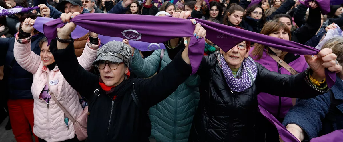 Miles de personas se han manifestado en 2025 por las calles de Pamplona para exigir la igualdad real entre hombres y mujeres, y frente al "fascismo reaccionario". La marcha, convocada por el Movimiento Feminista de Euskal Herria, ha partido desde Antoniutti para terminar en el Paseo de Sarasate y ha recorrido las calles de la capital navarra bajo el lema 'Faxismoaren kontra ausardia eta aliantza feministak' (Valentia y alianzas feministas contra el fascismo). En la manifestación han estado presentes parlamentarios forales de distinto signo político. Durante la marcha, marcada por las fuertes rachas de viento, aunque sin precipitaciones, se han gritado distintas consignas feministas, la principal, "Gora borroka feminista" (viva la lucha feminista). EFE/ Jesús Diges
