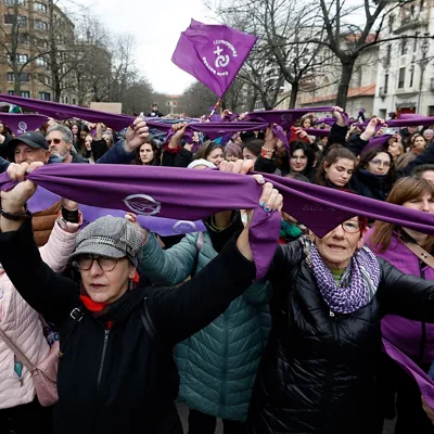 Miles de personas se han manifestado en 2025 por las calles de Pamplona para exigir la igualdad real entre hombres y mujeres, y frente al "fascismo reaccionario". La marcha, convocada por el Movimiento Feminista de Euskal Herria, ha partido desde Antoniutti para terminar en el Paseo de Sarasate y ha recorrido las calles de la capital navarra bajo el lema 'Faxismoaren kontra ausardia eta aliantza feministak' (Valentia y alianzas feministas contra el fascismo). En la manifestación han estado presentes parlamentarios forales de distinto signo político. Durante la marcha, marcada por las fuertes rachas de viento, aunque sin precipitaciones, se han gritado distintas consignas feministas, la principal, "Gora borroka feminista" (viva la lucha feminista). EFE/ Jesús Diges
