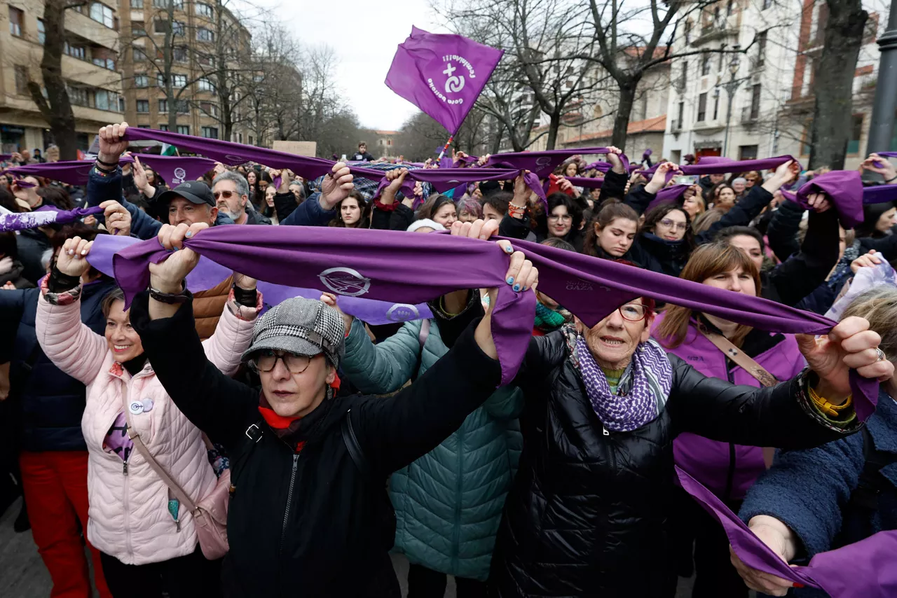 Miles de personas se han manifestado en 2025 por las calles de Pamplona para exigir la igualdad real entre hombres y mujeres, y frente al "fascismo reaccionario". La marcha, convocada por el Movimiento Feminista de Euskal Herria, ha partido desde Antoniutti para terminar en el Paseo de Sarasate y ha recorrido las calles de la capital navarra bajo el lema 'Faxismoaren kontra ausardia eta aliantza feministak' (Valentia y alianzas feministas contra el fascismo). En la manifestación han estado presentes parlamentarios forales de distinto signo político. Durante la marcha, marcada por las fuertes rachas de viento, aunque sin precipitaciones, se han gritado distintas consignas feministas, la principal, "Gora borroka feminista" (viva la lucha feminista). EFE/ Jesús Diges
