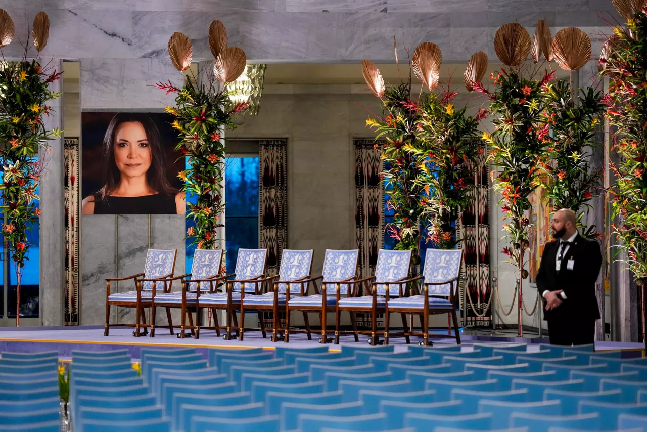 Oslo (Norway), 10/12/2025.- A picture of Nobel Peace Prize laureate Maria Corina Machado is displayed at Oslo City Hall before the Nobel Peace Prize award ceremony in Oslo, Norway, 10 December 2025. Venezuelan opposition leader Maria Corina Machado was awarded the Nobel Peace Prize 2025 for her tireless work to secure democratic rights for the people of Venezuela, and for her fight for a just and peaceful transition from dictatorship to popular rule. Due to the circumstances in her home country of Venezuela, the Nobel Peace Prize laureate was unable to attend the award ceremony in Norway. (Noruega) EFE/EPA/OLE BERG-RUSTEN / POOL NORWAY OUT
