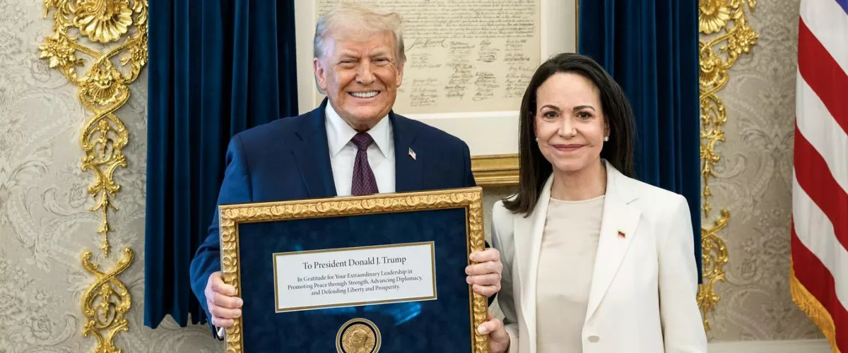 AME5697. WASHINGTON (ESTADOS UNIDOS), 15/01/2026.- Fotografía tomada a través de rastreo de redes que muestra al presidente de Estados Unidos, Donald Trump, posando junto a la líder opositora venezolana María Corina Machado este jueves, en Washington (EE.UU). Machado entregó a Trump la medalla del Premio Nobel de la Paz, enmarcada con un mensaje de "gratitud" del pueblo venezolano por sus acciones para lograr "su libertad". EFE/ Rastreo de Redes /SOLO USO EDITORIAL/ SOLO DISPONIBLE PARA ILUSTRAR LA NOTICIA QUE ACOMPAÑA (CRÉDITO OBLIGATORIO)
