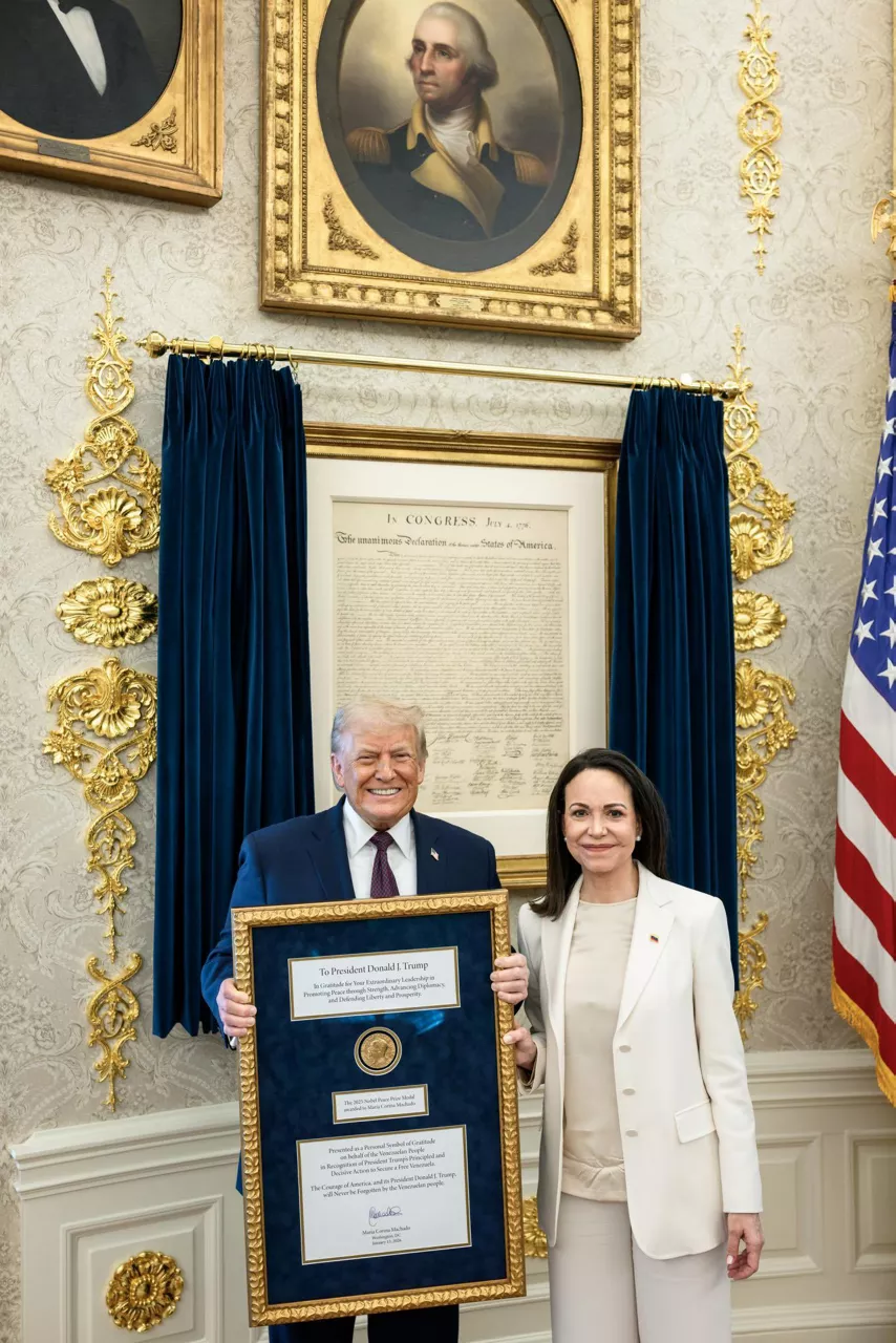 AME5697. WASHINGTON (ESTADOS UNIDOS), 15/01/2026.- Fotografía tomada a través de rastreo de redes que muestra al presidente de Estados Unidos, Donald Trump, posando junto a la líder opositora venezolana María Corina Machado este jueves, en Washington (EE.UU). Machado entregó a Trump la medalla del Premio Nobel de la Paz, enmarcada con un mensaje de "gratitud" del pueblo venezolano por sus acciones para lograr "su libertad". EFE/ Rastreo de Redes /SOLO USO EDITORIAL/ SOLO DISPONIBLE PARA ILUSTRAR LA NOTICIA QUE ACOMPAÑA (CRÉDITO OBLIGATORIO)
