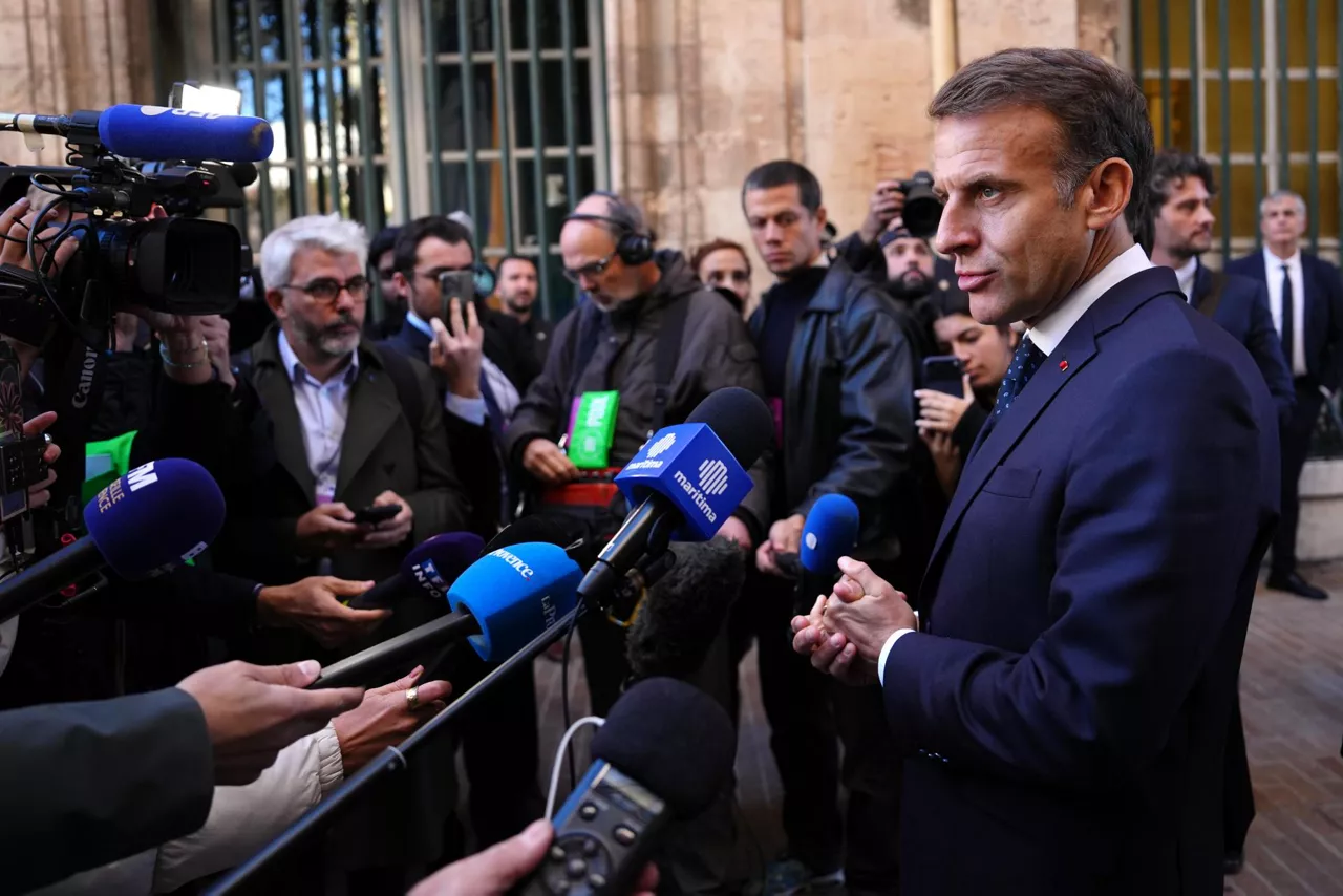 Marseille (FRA), 26/10/2026.- French President Emmanuel Macron (R) addresses the media during a visit to the city hall in Marseille, France, 26 October 2026. (Protestas, Francia, Marsella) EFE/EPA/AURELIEN MORISSARD / POOL MAXPPP OUT
