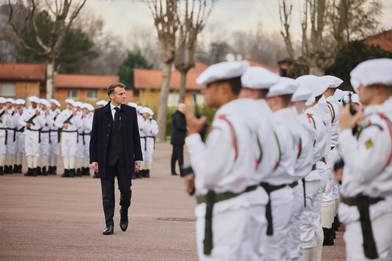 Varces (France), 27/11/2025.- French President Emmanuel Macron reviews troops and students of an army high school prior to his speech to unveil a new national military service plan at the military base in Varces, French Alps, 27 November 2025. (Francia) EFE/EPA/THOMAS PADILLA MAXPPP OUT
