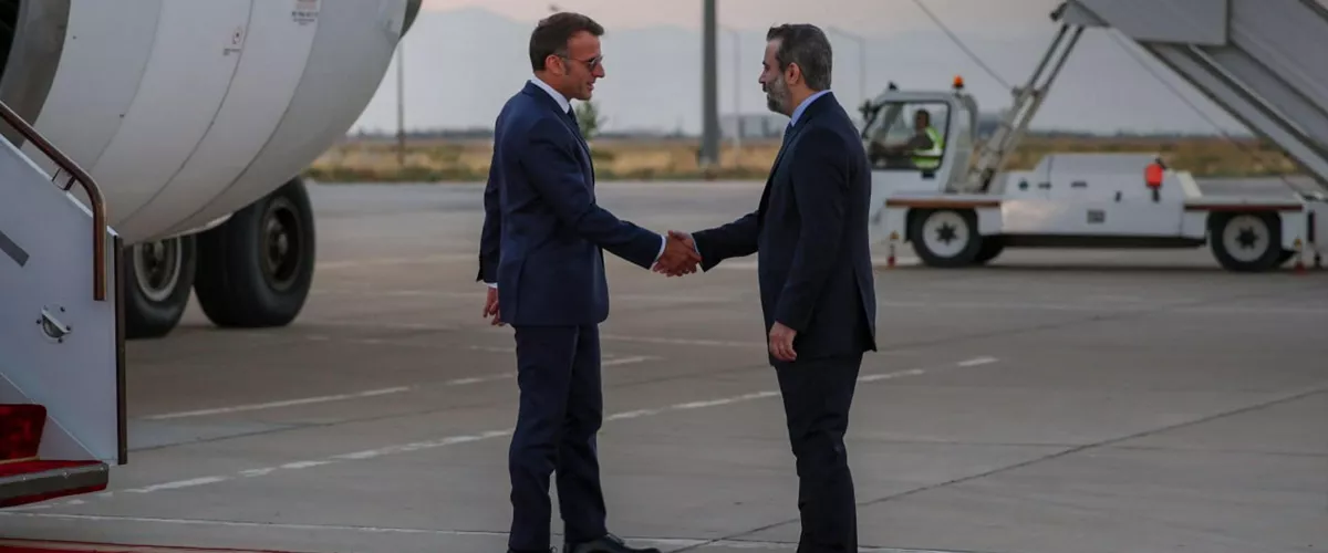 DAMASCO (SIRIA), 06/07/2026.- El presidente de Francia, Emmanuel Macron, llegó este lunes a Damasco, donde fue recibido en el aeropuerto internacional de la capital siria por el ministro de Asuntos Exteriores, Asaad al Shibani (d). Con esta visita oficial, Macron se convierte en el primer jefe de Estado europeo que visita Siria para reunirse con el presidente sirio, Ahmed al Sharaa, desde que este encabezara el derrocamiento de Bachar al Asad. EFE/Agencia Nacional de Noticias Siria SÓLO USO EDITORIAL, PERMITIDO SU USO SÓLO EN RELACIÓN A LA INFORMACIÓN QUE APARECE EN EL PIE DE FOTO (CRÉDITO OBLIGATORIO)

