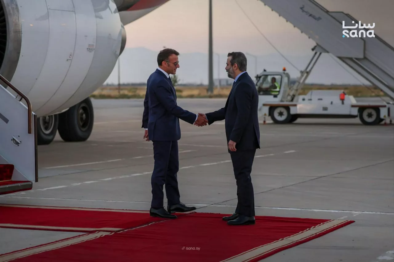 DAMASCO (SIRIA), 06/07/2026.- El presidente de Francia, Emmanuel Macron, llegó este lunes a Damasco, donde fue recibido en el aeropuerto internacional de la capital siria por el ministro de Asuntos Exteriores, Asaad al Shibani (d). Con esta visita oficial, Macron se convierte en el primer jefe de Estado europeo que visita Siria para reunirse con el presidente sirio, Ahmed al Sharaa, desde que este encabezara el derrocamiento de Bachar al Asad. EFE/Agencia Nacional de Noticias Siria SÓLO USO EDITORIAL, PERMITIDO SU USO SÓLO EN RELACIÓN A LA INFORMACIÓN QUE APARECE EN EL PIE DE FOTO (CRÉDITO OBLIGATORIO)
