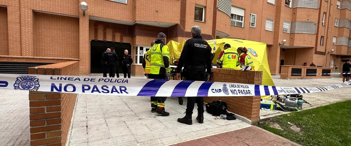 (Foto de ARCHIVO)

Servicios sanitarios de emergencias atieneden a una mujer de 52 años que finalmente ha fallecido por heridas de arma blanca en Carabanchel,  Madrid



REMITIDA / HANDOUT por EMERGENCIAS MADRID

Fotografía remitida a medios de comunicación exclusivamente para ilustrar la noticia a la que hace referencia la imagen, y citando la procedencia de la imagen en la firma

20/10/2026