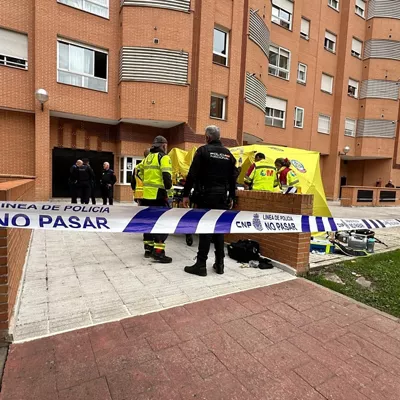 (Foto de ARCHIVO)

Servicios sanitarios de emergencias atieneden a una mujer de 52 años que finalmente ha fallecido por heridas de arma blanca en Carabanchel,  Madrid



REMITIDA / HANDOUT por EMERGENCIAS MADRID

Fotografía remitida a medios de comunicación exclusivamente para ilustrar la noticia a la que hace referencia la imagen, y citando la procedencia de la imagen en la firma

20/10/2026