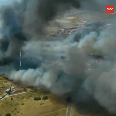 SAN MARTÍN DE VALDEIGLESIAS (COMUNIDAD DE MADRID), 23/07/2026.- Un incendio forestal declarado este miércoles en el término municipal de San Martín de Valdeiglesias, a la altura del kilómetro 57 de la carretera M-501 por un vehículo que ha ardido, ha obligado a confinar de forma preventiva una residencia de mayores y a pedir a los vecinos de dos urbanizaciones que permanezcan en sus viviendas. En las labores de extinción, están trabajando dieciséis medios aéreos y terrestres de los Bomberos de la Comunidad de Madrid, las Brigadas Forestales y los Agentes Forestales de la región, según ha informado Emergencias 112 Comunidad de Madrid en un mensaje en X. EFE/ Emergencias 112 SOLO USO EDITORIAL SOLO DISPONIBLE PARA ILUSTRAR LA NOTICIA QUE ACOMPAÑA (CRÉDITO OBLIGATORIO)
