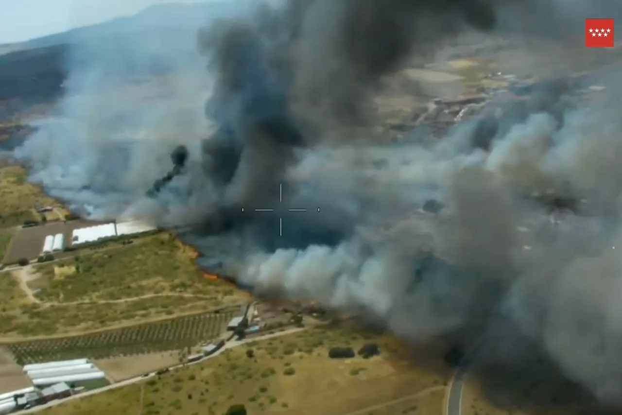 SAN MARTÍN DE VALDEIGLESIAS (COMUNIDAD DE MADRID), 23/07/2026.- Un incendio forestal declarado este miércoles en el término municipal de San Martín de Valdeiglesias, a la altura del kilómetro 57 de la carretera M-501 por un vehículo que ha ardido, ha obligado a confinar de forma preventiva una residencia de mayores y a pedir a los vecinos de dos urbanizaciones que permanezcan en sus viviendas. En las labores de extinción, están trabajando dieciséis medios aéreos y terrestres de los Bomberos de la Comunidad de Madrid, las Brigadas Forestales y los Agentes Forestales de la región, según ha informado Emergencias 112 Comunidad de Madrid en un mensaje en X. EFE/ Emergencias 112 SOLO USO EDITORIAL SOLO DISPONIBLE PARA ILUSTRAR LA NOTICIA QUE ACOMPAÑA (CRÉDITO OBLIGATORIO)
