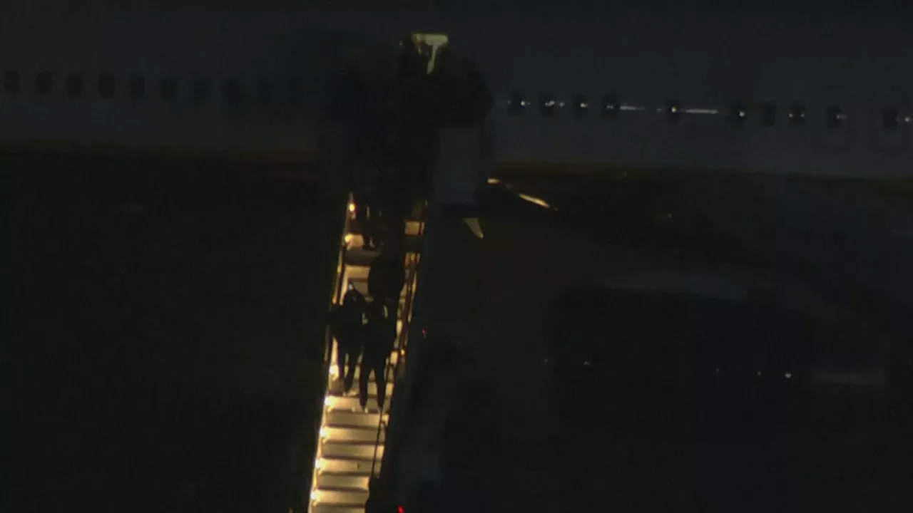 Maduro desciende esposado del avión militar tras aterrizar en Nueva York