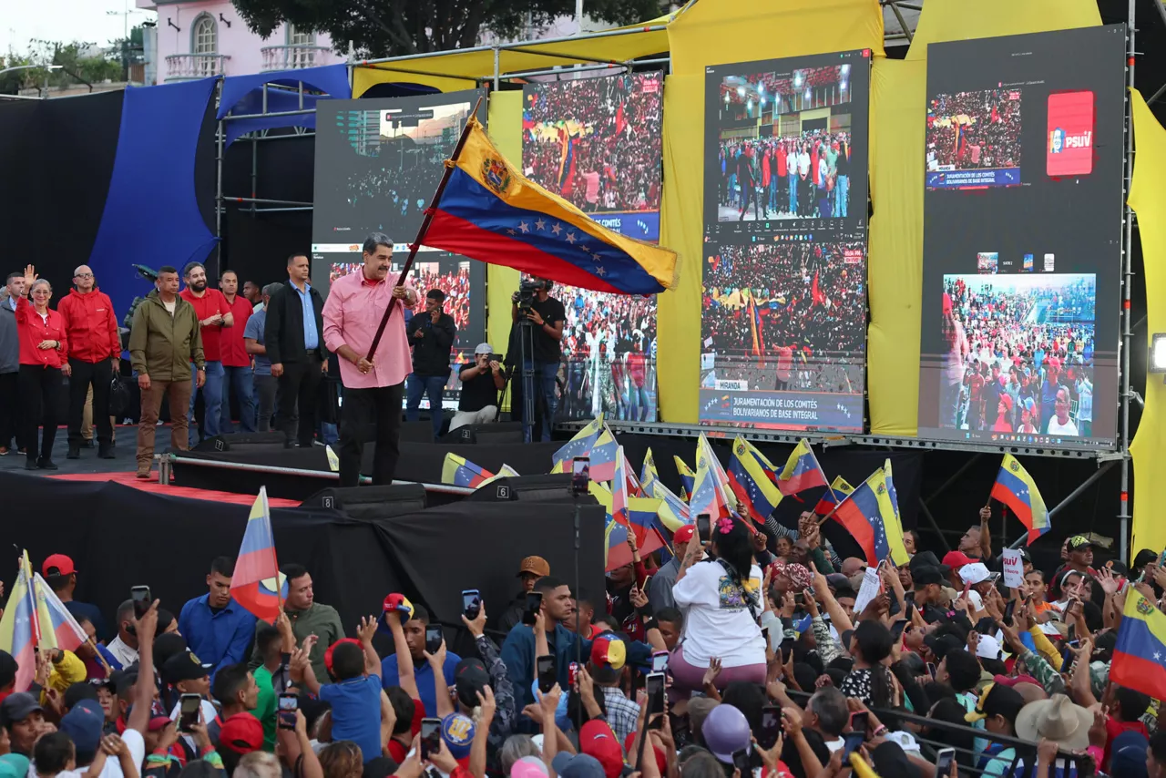 AME9428. CARACAS (VENEZUELA), 15/11/2025.- El presidente de Venezuela, Nicolás Maduro, ondea una bandera de Venezuela durante un evento este sábado, en Caracas (Venezuela). Maduro cantó la emblemática canción 'Imagine' del músico británico John Lennon durante un acto en medio de las crecientes tensiones con Estados Unidos, a cuyo Gobierno acusó de pretender "bombardear e invadir" el país suramericano. EFE/ Miguel Gutierrez
