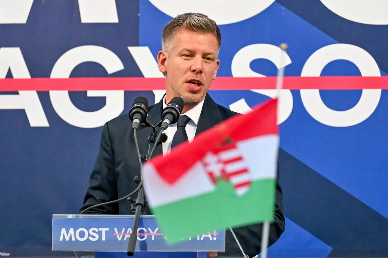 DEBRECEN (Hungary), 11/04/2026.- President of the opposition Tisza Party Peter Magyar addresses his supporters during the party’s campaign closing event in Debrecen, Hungary, 11 April 2026. (Elecciones, Hungría) EFE/EPA/TIBOR ILLYES HUNGARY OUT
