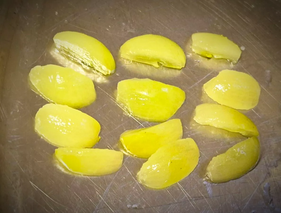 Uvas peladas cortadas en cuatros