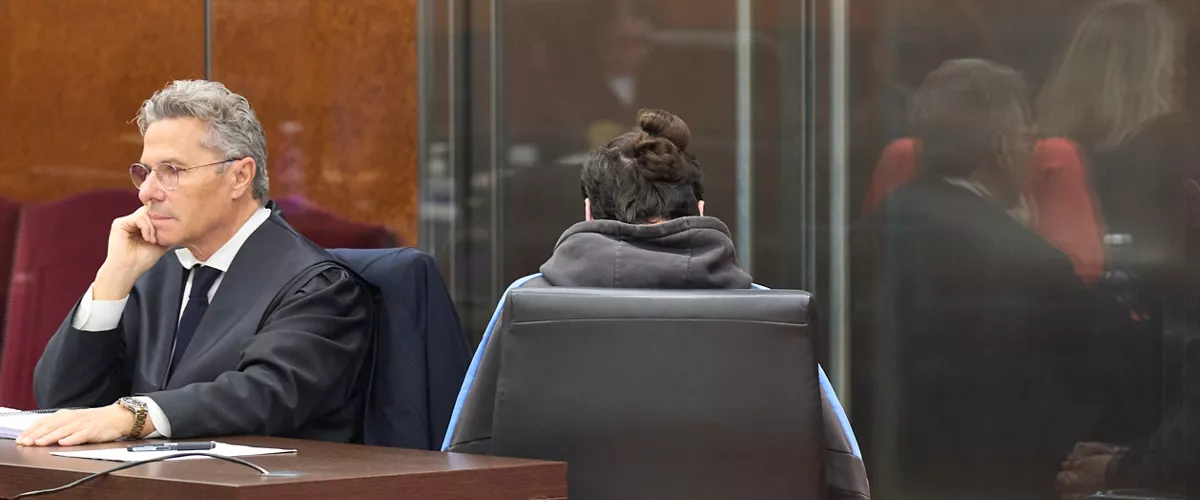 VITORIA, 13/05/2026.- El marido de Maialen Mazón (d), la mujer de 32 años que estaba embarazada de gemelos cuando fue asesinada en mayo de 2023, junto a su abogado, este miércoles durante la presentación de los informes finales de las partes en el juicio en la Audiencia de Álava. EFE/ADRIAN RUIZ HIERRO

